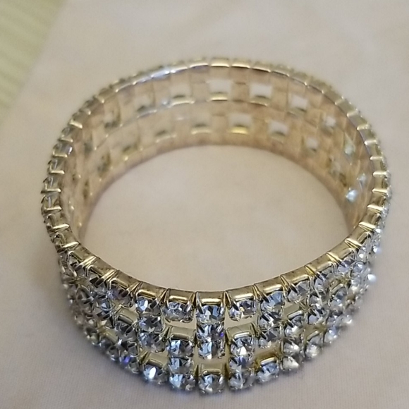 White Crystal Expandable Bracelet - Picture 2 of 3